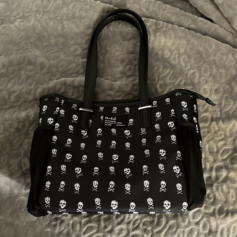 Fit and Fresh skull & crossbones lunch tote